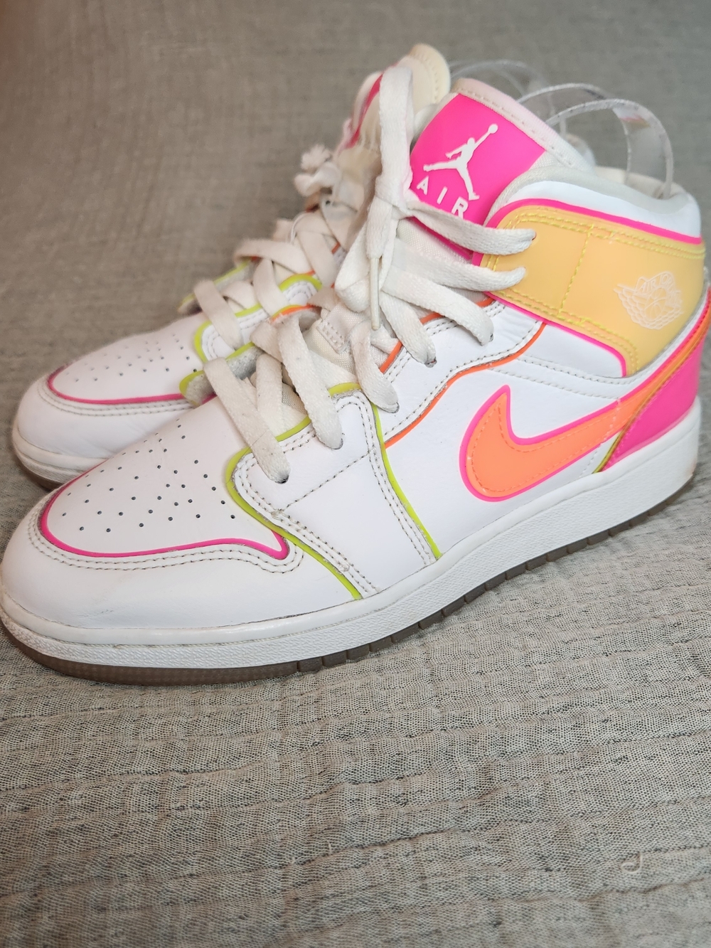 Nike Air Jordan 1 Mid SE GS 'Edge Glow' sneakers white leather  fluorescent 5.5